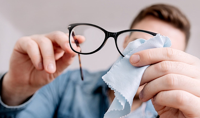 Common Mistakes in Cleaning Eyeglass Lenses: What Experts and Science Say
